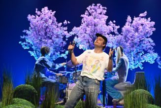 Watch Mac DeMarco Join Domi & JD Beck to Perform “Two Shrimps” on Fallon