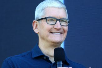 Apple CEO Tim Cook To Take a 40% Pay Cut In 2023