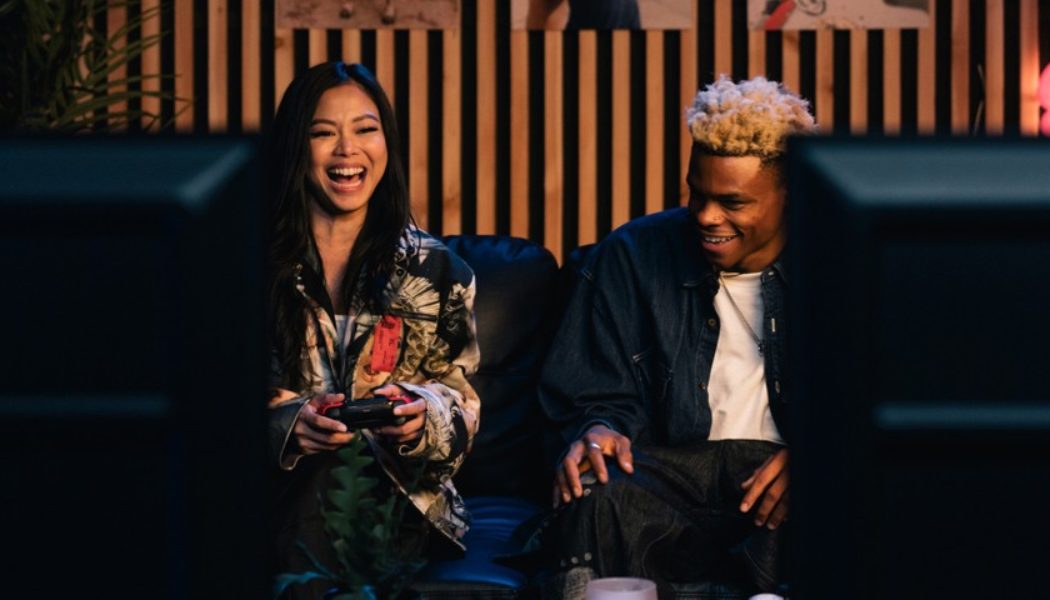 Facebook Gaming Puts Streamer MissesMae and Pro Skater Robert Neal to the Trick Shot Challenge