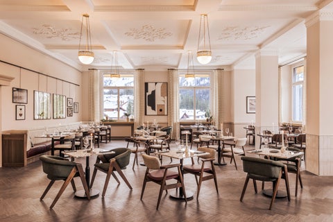 So sieht ein Sporthotel im Jahr 2023 aus: Die Zus Brasserie des neuen Alpenresorts «Faern» in Arosa. (Bild: PD)