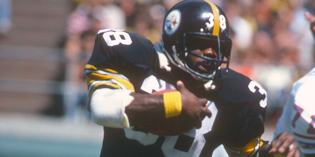 Sidney Thornton, of the Steelers, carries the ball against the Houston Oilers, Sept. 7, 1980, at Three Rivers Stadium in Pittsburgh.