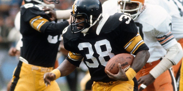 Sidney Thornton, of the Pittsburgh Steelers, carries the ball against the Browns on Oct. 15, 1978, at Cleveland Municipal Stadium in Cleveland.
