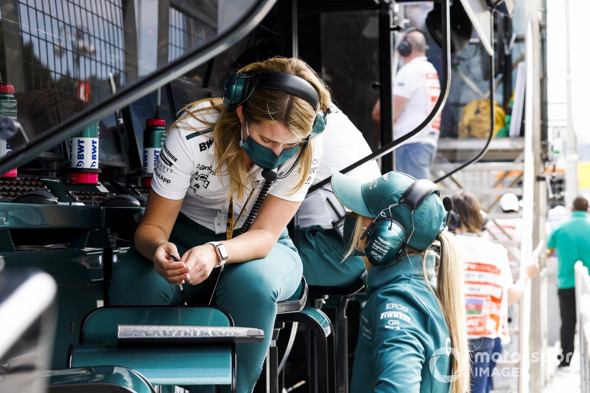 Bernadette Collins, Chief Strategist, Aston Martin, with Jessica Hawkins, Driver ambassador, Aston Martin Cognizant Formula One Team, on the pit wall