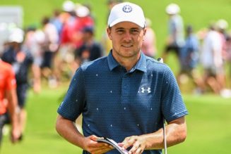 Jordan Spieth gifts fan who saved errant tee shot from going in water, helped him make cut: 'Sorry & thanks!' - Fox News