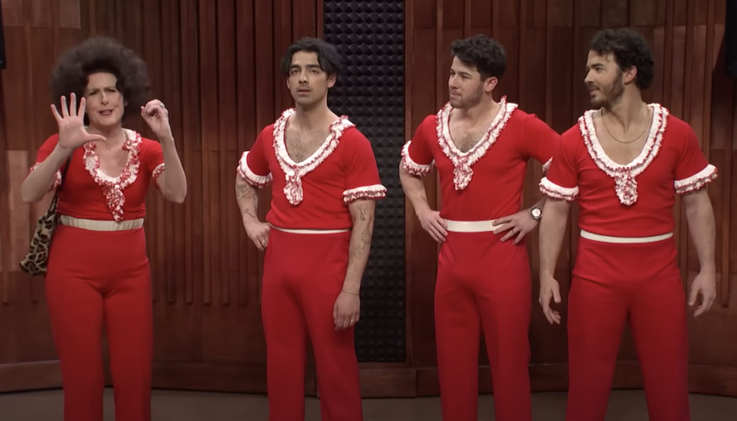 Molly Shannon Kicks and Stretches and Kicks with The Jonas Brothers as SNL’s Sally O’Malley: Watch