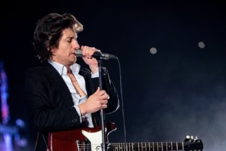 Arctic Monkeys perform "Mardy Bum" live for first time in 10 years