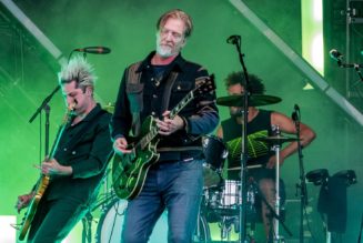 Queens of the Stone Age unleash new single "Carnavoyeur"