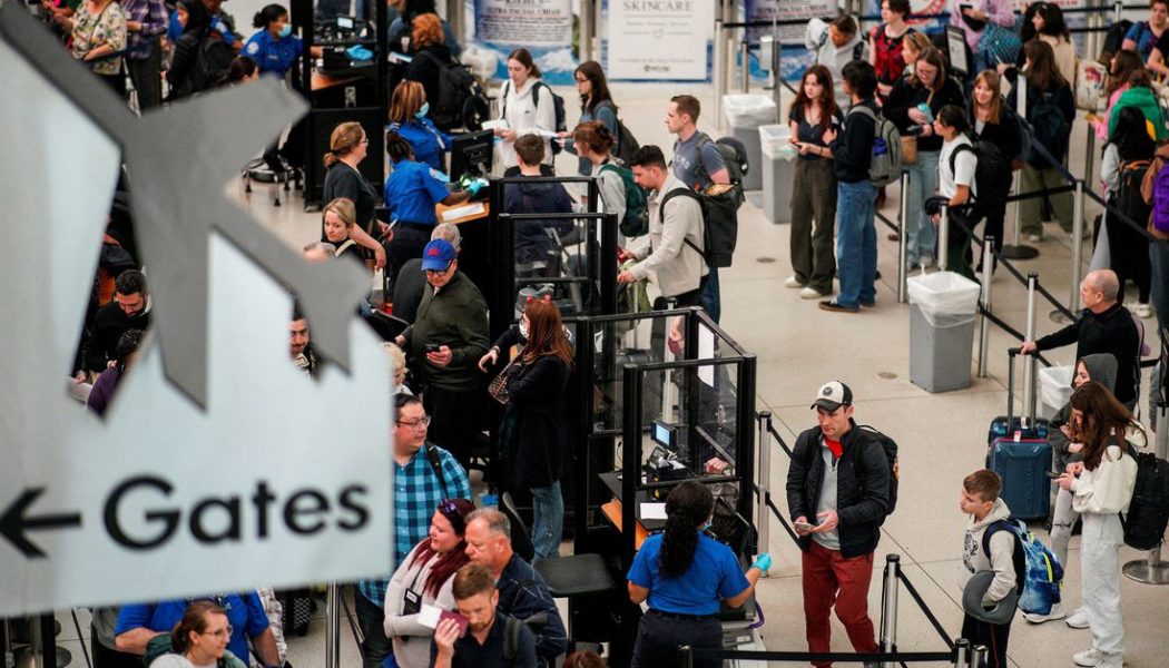 U.S. holiday air passenger travel tops 2019 pre-COVID levels