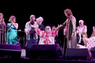 Joni Mitchell stages first publicly-announced concert in 20 years: Video + Setlist