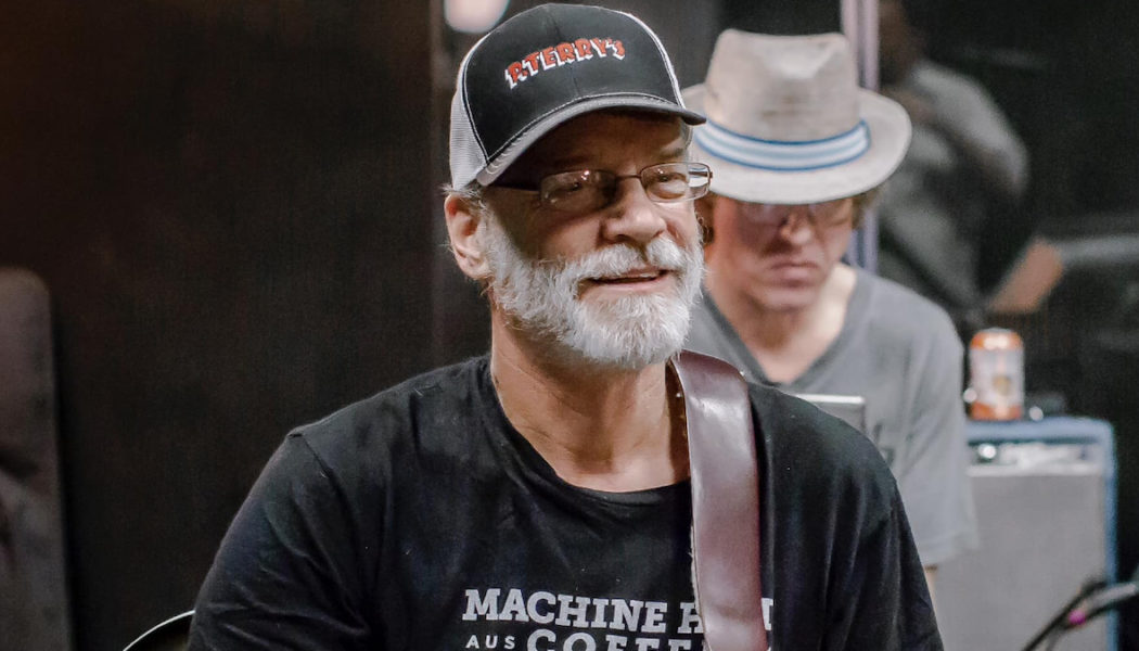 Brad Houser, Edie Brickell and New Bohemians bassist, dead at 62