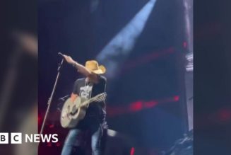 Country music star suffers heat exhaustion mid-performance