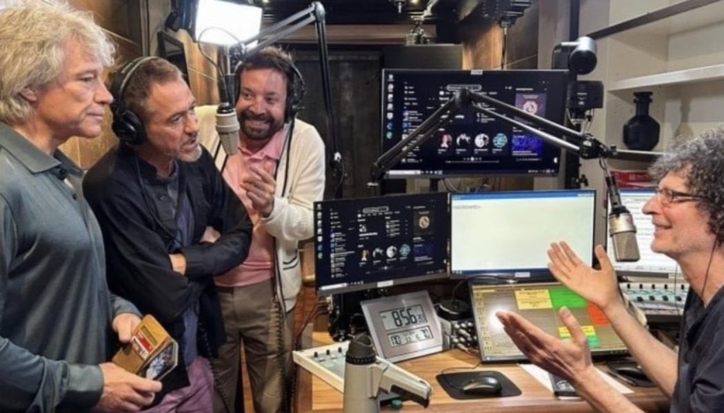 Howard Stern goes "back to my roots" with surprise Saturday night radio broadcast