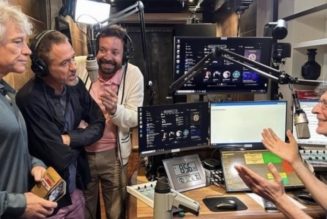 Howard Stern goes "back to my roots" with surprise Saturday night radio broadcast