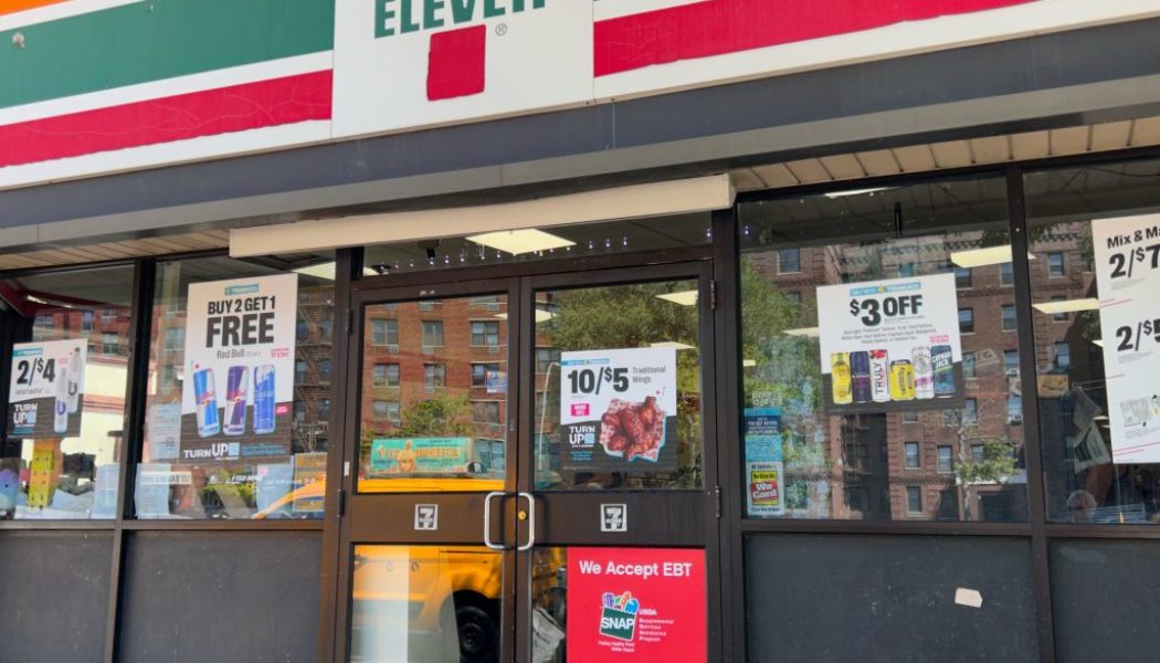 7-Eleven Workers Violently Stop Thief From Stealing Cigarettes
