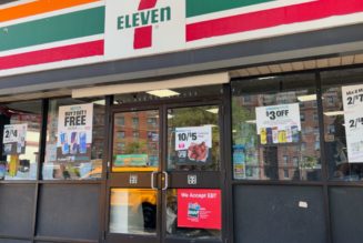 7-Eleven Workers Violently Stop Thief From Stealing Cigarettes