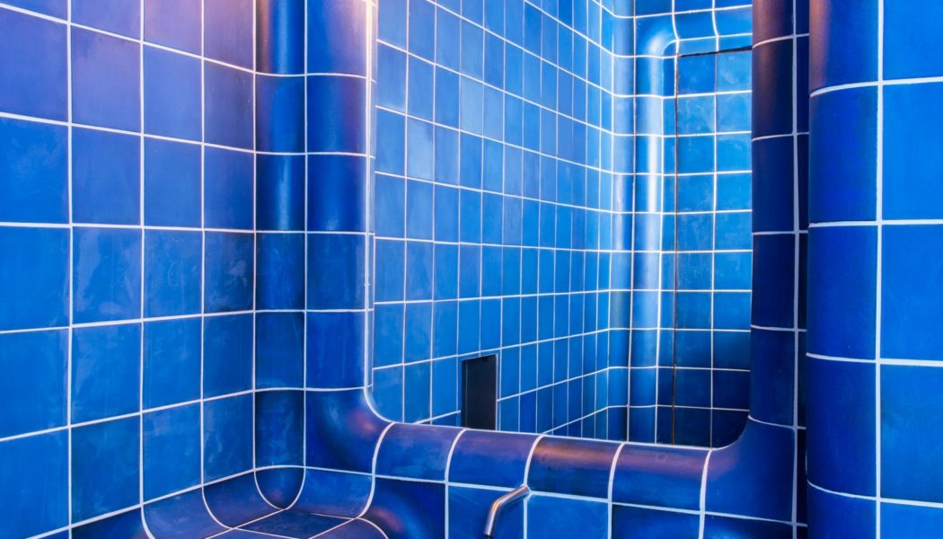 Echtes Kunstwerk: Blaue Fliesen geben diesem Bad einen Cartoon-Look