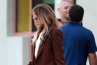 J.Lo Wore the Bag Trend That Says "I'm Rich," Even If You Aren't