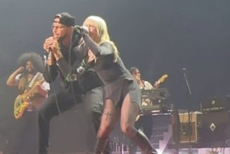 Steph Curry joins Paramore on stage to perform "Misery Business": Watch