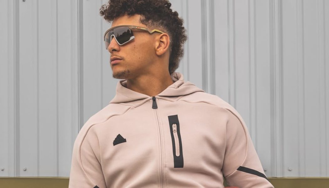 Oakley and Patrick Mahomes Launch New Signature Series Featuring the BXTR and Resistor Models