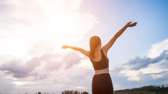 Ageing is a natural process, but it needn't be speedy. To take care of your immunity, skin and hair health, and overall wellness, one must make sure to incorporate these anti-ageing habits suggested by Dietitian Manpreet Kalra on her Instagram page. (Freepik)