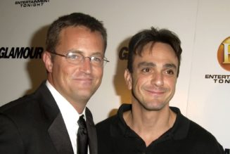 Hank Azaria pays tribute to Matthew Perry: "We were really more like brothers"