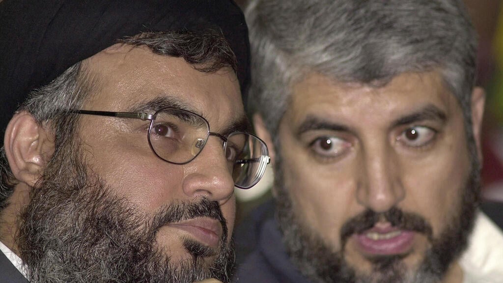 Hezbollah leader Hassan Nasrallah and Hamas leader Khaled Mashal (Photo: AP/Hassan Ammar) ארכיון חסן נסראללה חאלד משעל חמאס
