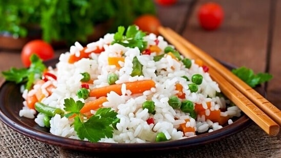 Portion size is the key when it comes to enjoying rice without guilt. Agarwal says that we generally do not realise the portion size while eating rice, so the best thing is to take a medium size bowl and mind the portion size of rice.(Freepik)