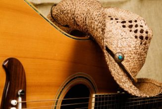 Country music world praying for legendary singer who rose to fame in the ‘90s