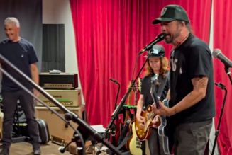 Scott Ian's 12-year-old son plays "Everlong" with Foo Fighters