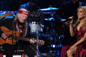 Willie Nelson performs with Sheryl Crow, Dave Matthews, and Chris Stapleton at Rock Hall of Fame ceremony