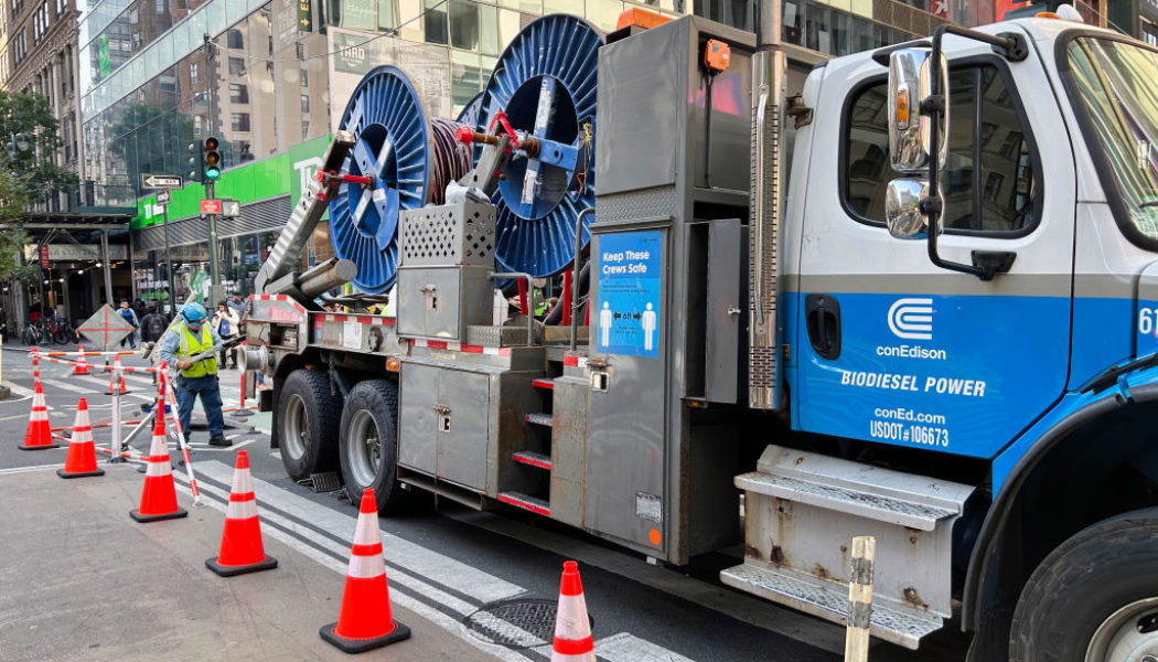 Con Edison Explosion Leaves New Yorkers Without Power