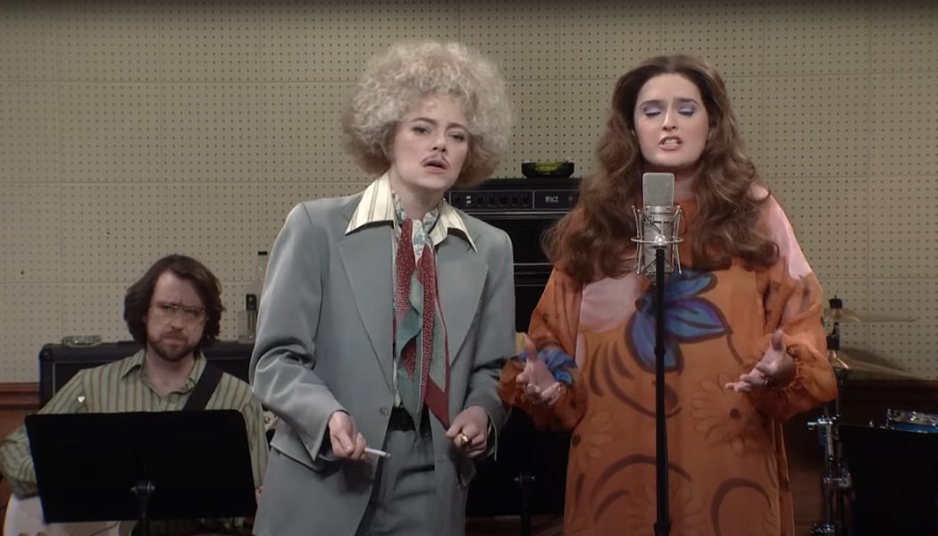 Emma Stone makes her own kind of music in SNL Mama Cass skit
