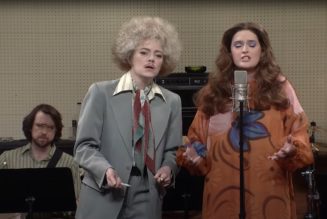Emma Stone makes her own kind of music in SNL Mama Cass skit
