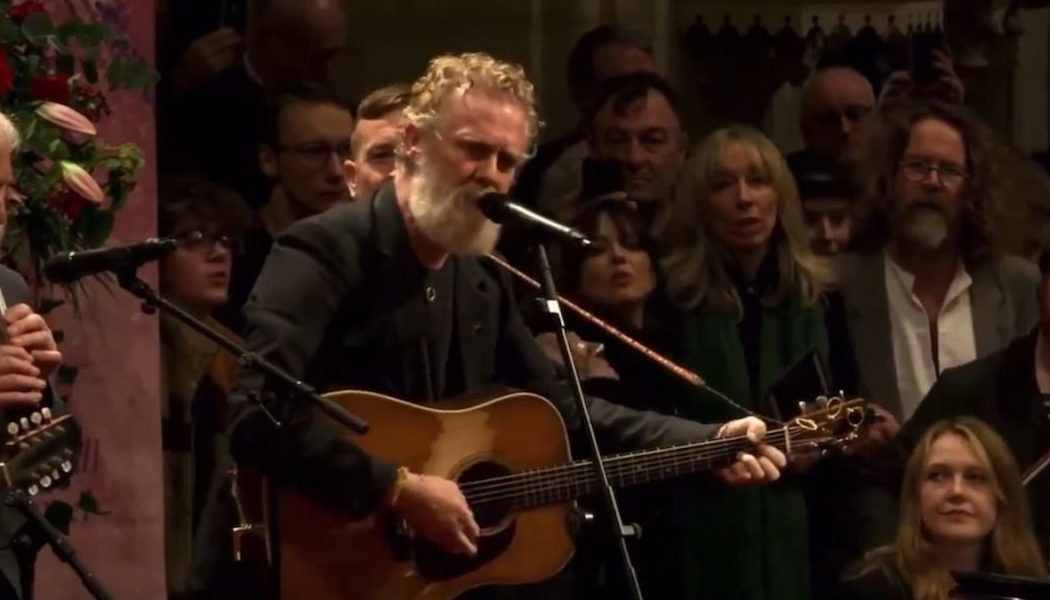 Glen Hansard and Lisa O’Neill cover "Fairytale of New York" at Shane MacGowan's funeral