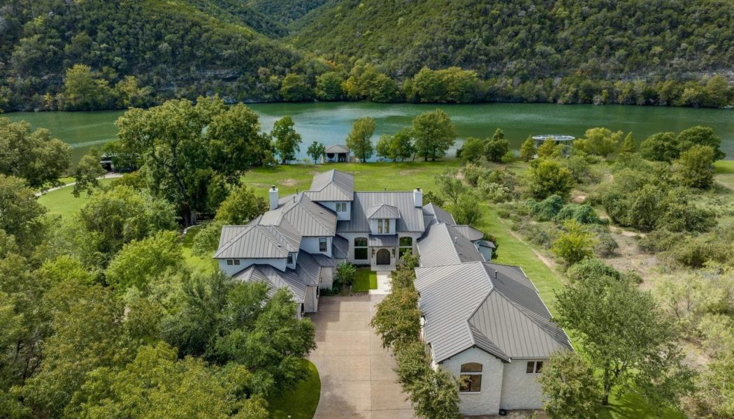 Nature Meets Lifestyle Amenities At A Modernized Estate On Lake Austin