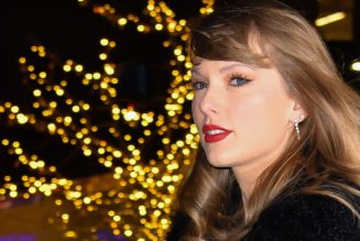 Taylor Swift eyes down Bills players ahead of Chiefs game