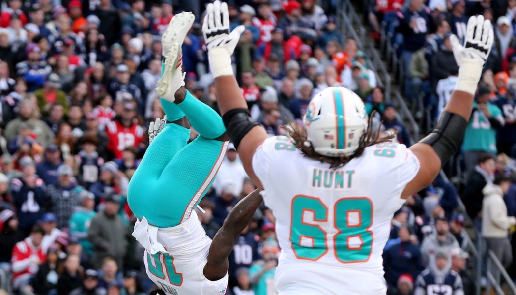 Tyreek Hill says he will pay wages of cameraman suspended for being part of his touchdown celebration