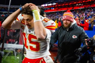 Bills fans pelt Patrick Mahomes with snowballs as he leaves field following Chiefs win
