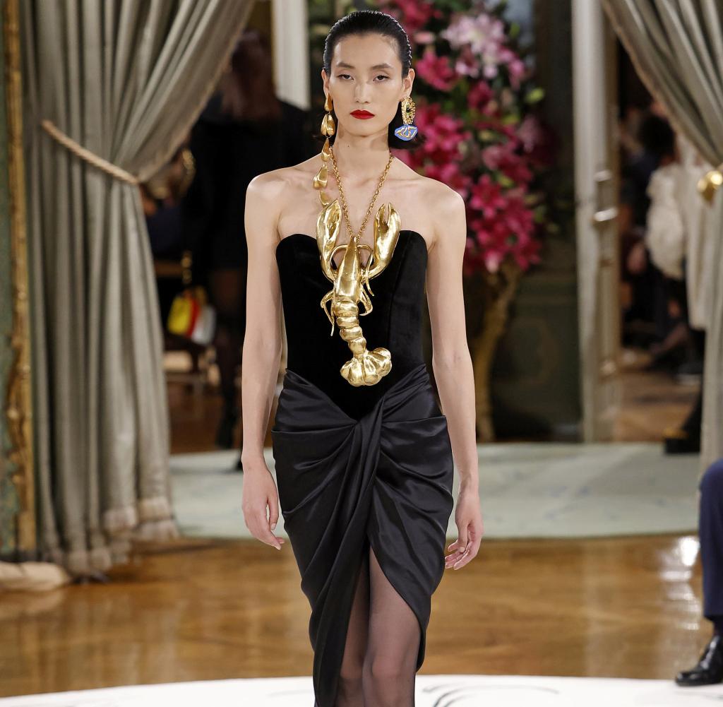 Großer Schmuck gleich große Augen: Schiaparelli macht es in der Ready-to-Wear Frühjahr/Sommer 2024 Kollektion vor