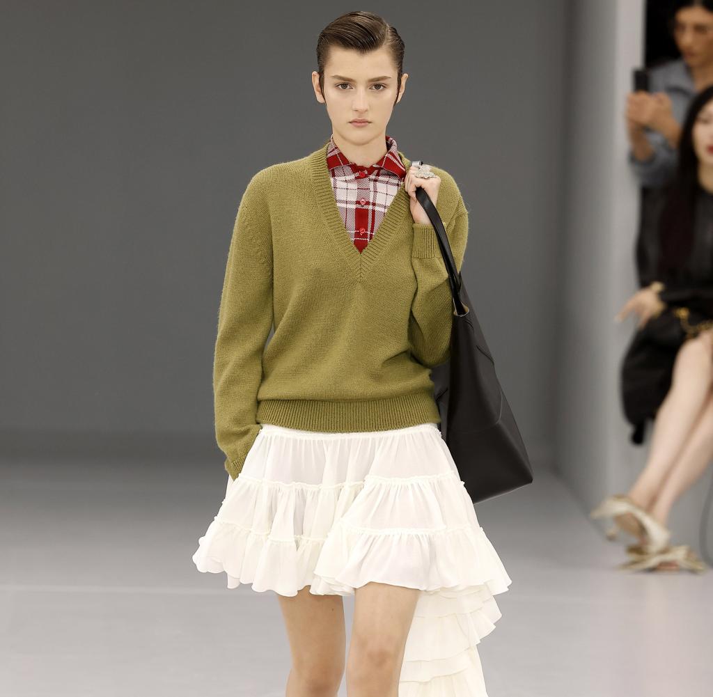 Eine Mischung aus Bequemlichkeit und Leichtigkeit: Loewes Ready-to-Wear Frühjahr/Sommer 2024 Kollektion