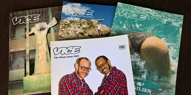 Mehrere Titelseiten eines Magazins . Mehrere Titelseiten eines Magazins .