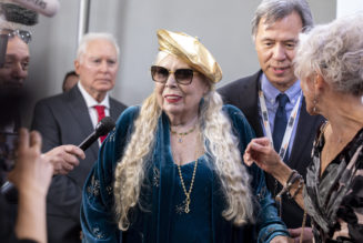 Joni Mitchell’s music returns to Spotify two years after protest against Joe Rogan - Washington Examiner