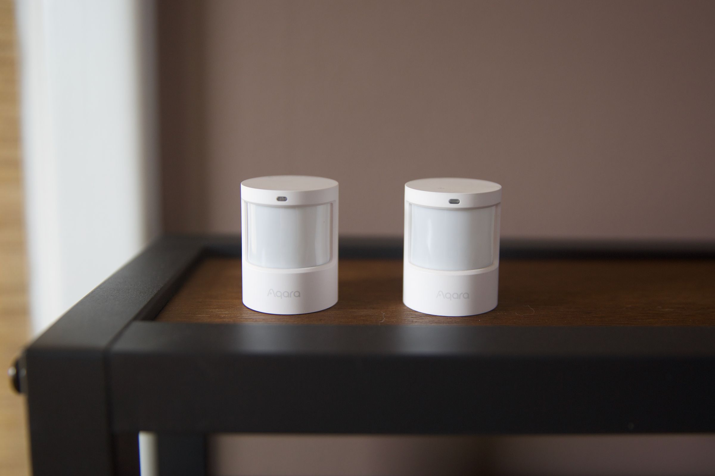 Spot the difference: the P2 (left) and P1 (right). The only outward difference is a faint Matter logo and pairing code imprinted on the top of the P2 and some new stickers on the back.&nbsp;