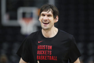 Boban Marjanović hilariously misses free throws on purpose to give Clippers fans free chicken
