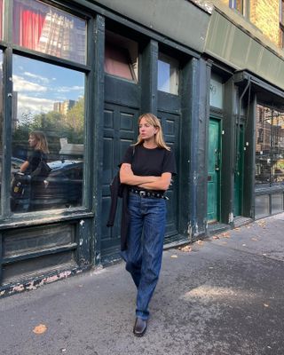 Black top and jeans outfits