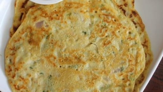 2. Have a high-fibre and protein-rich breakfast like oats and besan cheela with grated ghia. This improves LDL or bad cholesterol levels.&nbsp;(Pinterest)