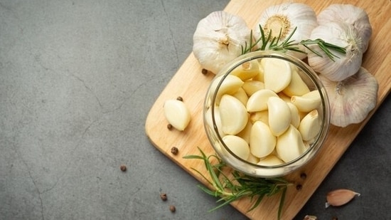 4. Adding ginger and garlic to curries and dal can also help lower cholesterol levels. They also help prevent atherosclerosis, or the buildup of plaque in the arteries.&nbsp;(Freepik)