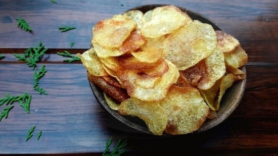 5. Avoid processed snacks like chips and namkeen. These food items contain processed vegetable oils which increase cholesterol.&nbsp;(Pinterest)