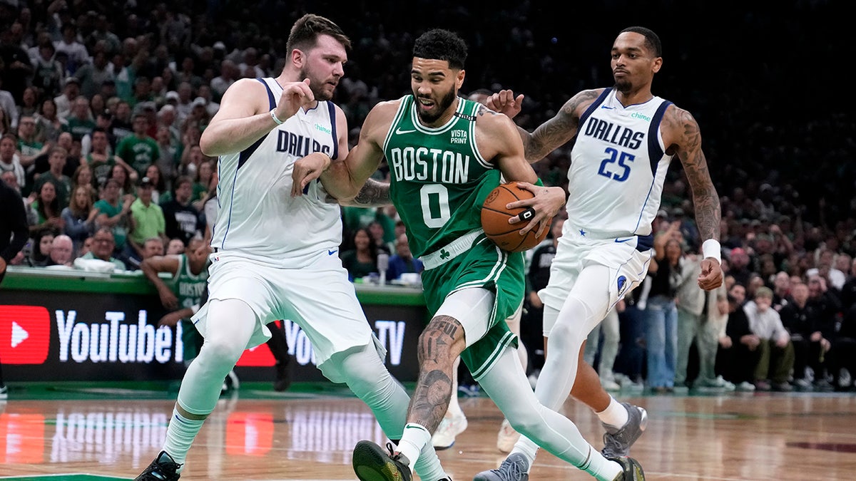 Jayson Tatum takes on the defense