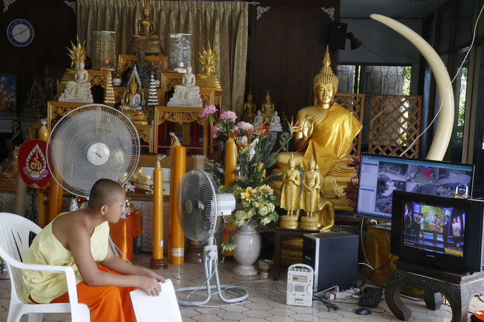 Mönche müssen sich der Unterhaltung enthalten